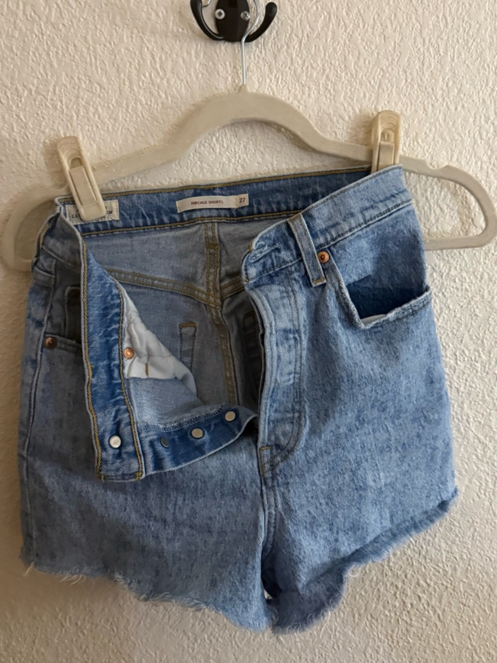 💙Levi's Light Blue Denim High-Rise Cutoff Shorts